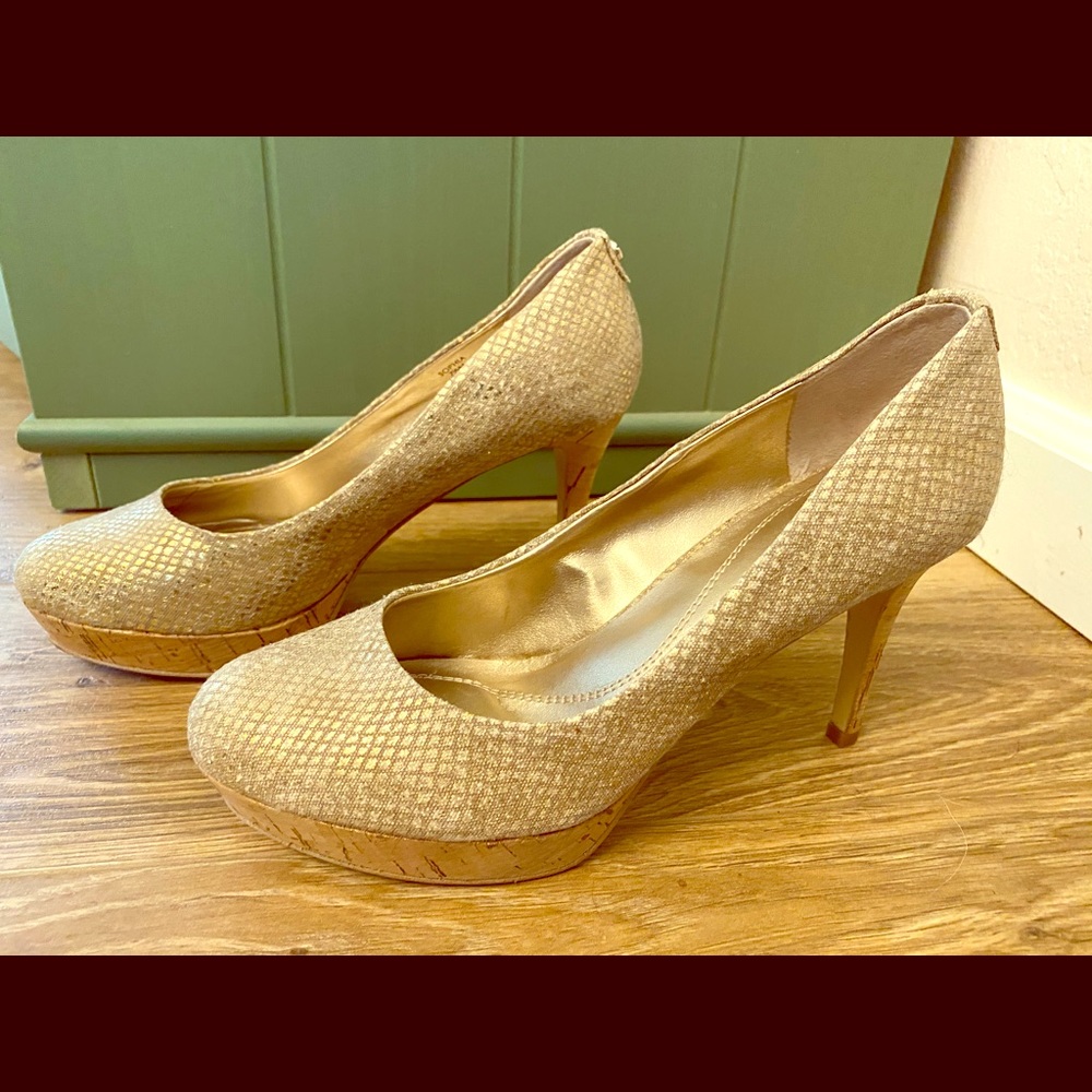 Tahari Metallica gold cork heels 7.5-8 EUC